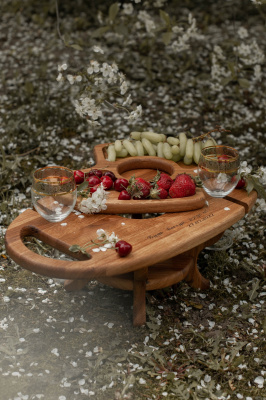 Винный столик из дуба со съёмной менажницей от мастерской DIVIRO
